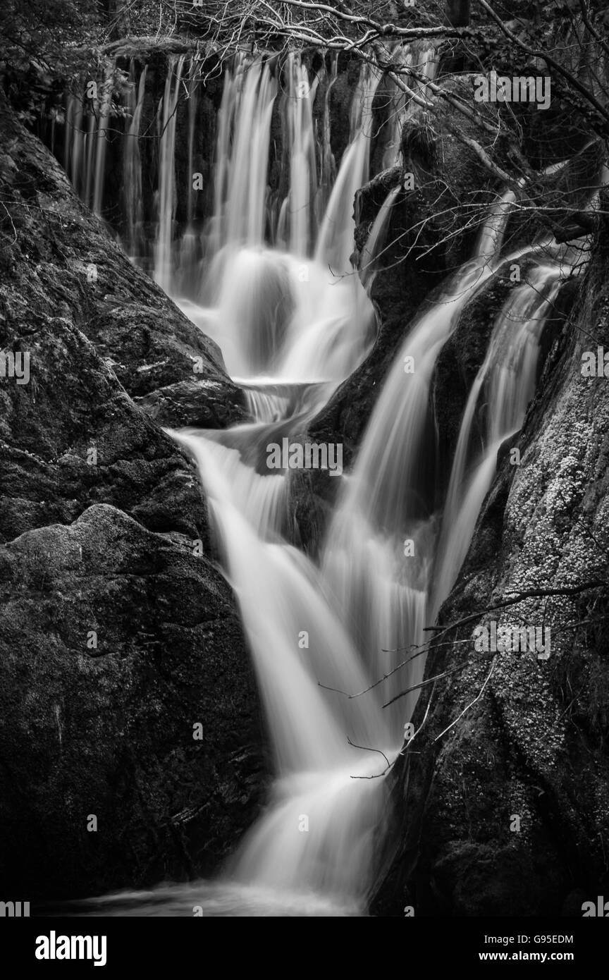 Dettaglio di acqua che scorre sopra le cascate a forno, Galles. Foto Stock