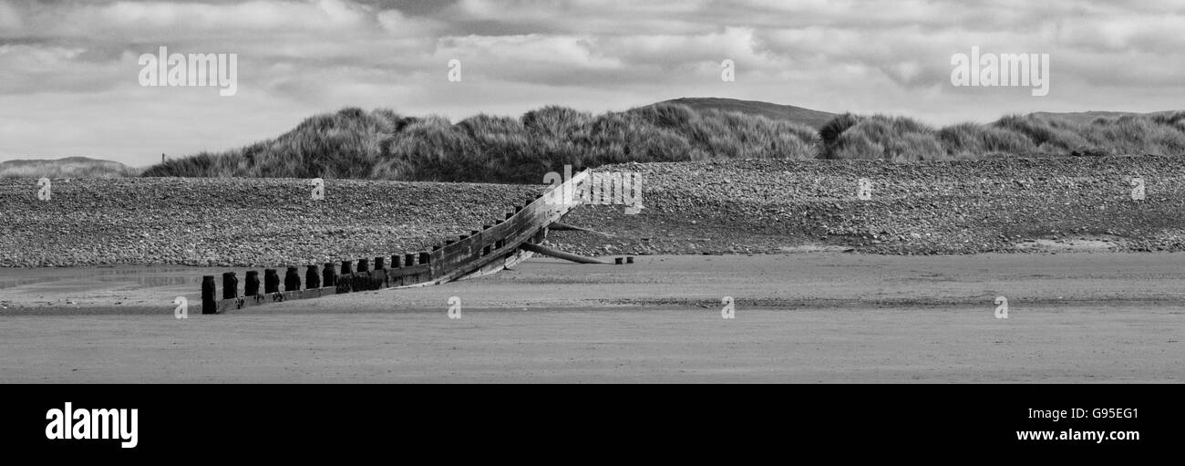 Una struttura di frangionde serpenti attraverso le scandole tieing la spiaggia e le dune insieme Foto Stock