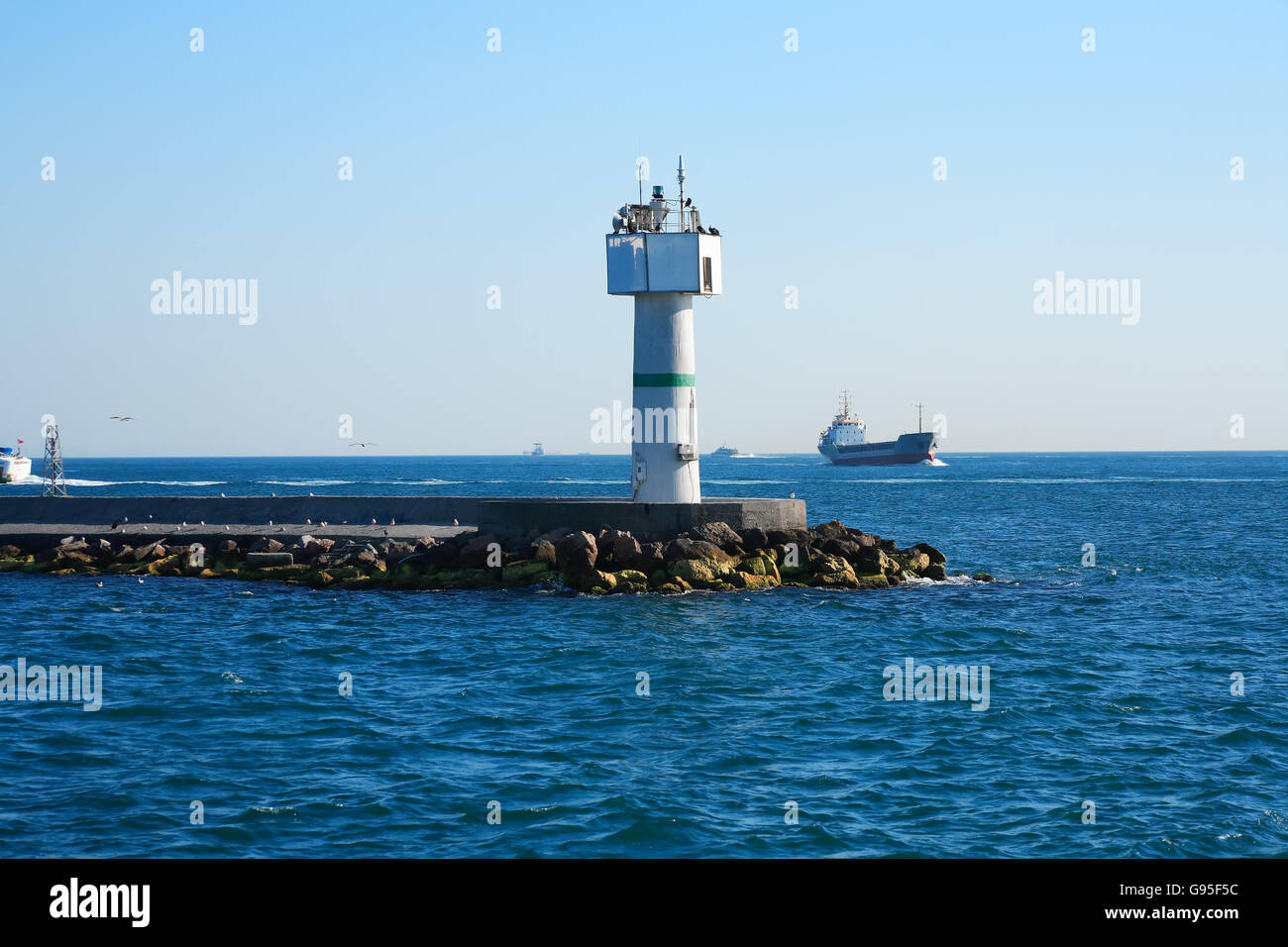 Faro in mare sullo sfondo con nave nautico. Sul Bosforo, Istanbul Foto Stock