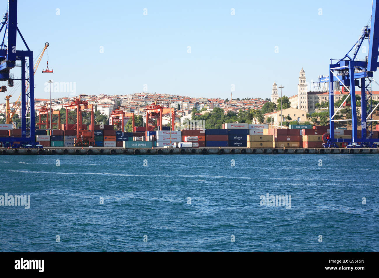 Istanbul, Turchia - Luglio 7, 2015: Panorama con cielo blu, il mare e il porto di contenitore Foto Stock