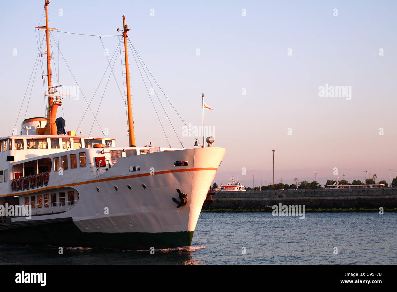 Paesaggio di mare con navi da passeggeri al tramonto Foto Stock