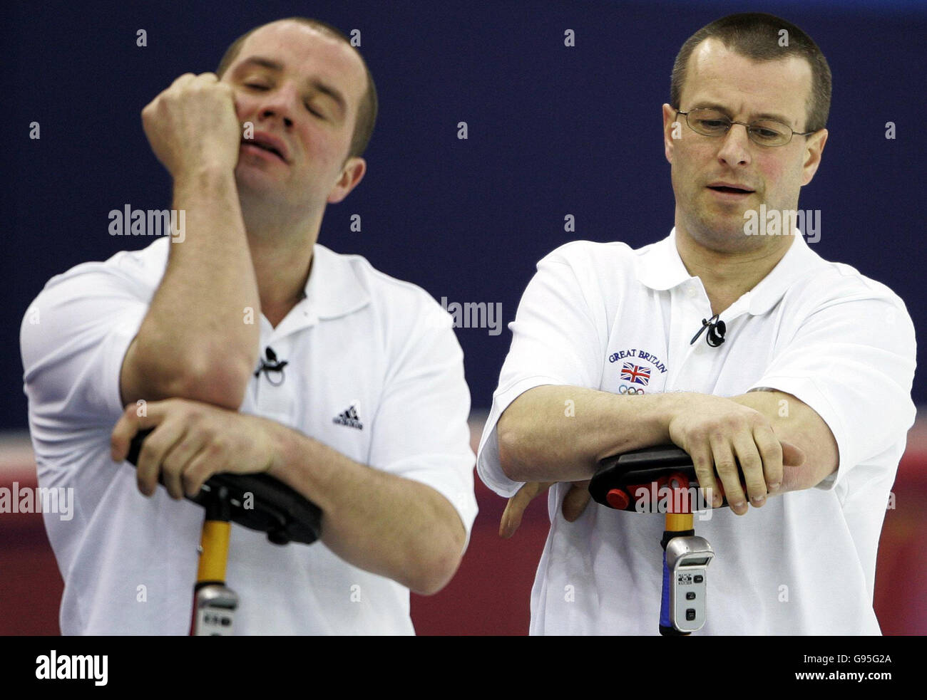 Euan Byers e Warwick Smith (R) della Gran Bretagna sembrano sconsolati quando la loro squadra perde in Canada durante il curling maschile al Palaghiaccio Stadium, Pinerolo, Italia, mercoledì 15 febbraio 2006. Guarda la storia della Pennsylvania OLIMPIADI invernali. PREMERE ASSOCIAZIONE foto. Il credito fotografico dovrebbe essere: Andrew Milligan/PA. **SOLO PER USO EDITORIALE** Foto Stock