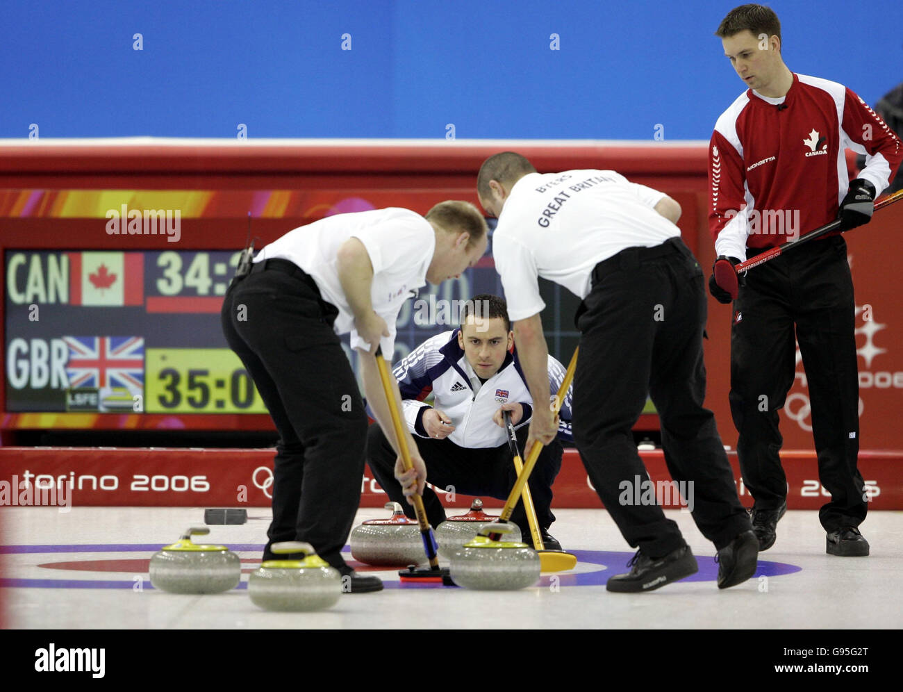 David Murdoch (C) della Gran Bretagna con Euan Byers (seconda a destra) ed Ewan MacDonald in azione contro il Canada durante la curling maschile al Palaghiaccio Stadium di Pinerolo, Italia, mercoledì 15 febbraio 2006. Vedere la storia della PA OLIMPIADI invernali. PREMERE ASSOCIAZIONE foto. Il credito fotografico dovrebbe essere: Andrew Milligan/PA. Foto Stock
