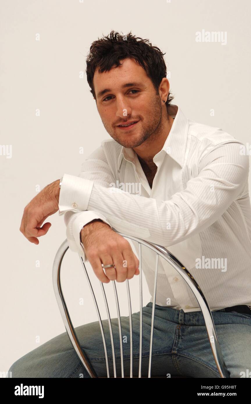 Antony Costa, uno degli atti che volgono diventare il concorso britannico di quest'anno Eurovision Song Contest, si è Unito a una foto presso gli Holborn Studios, a nord di Londra, giovedì 16 febbraio 2006. Vedere la storia di PA SHOWBIZ Eurovisione. PREMERE ASSOCIAZIONE foto. Il credito fotografico dovrebbe essere: Ian West/PA Foto Stock