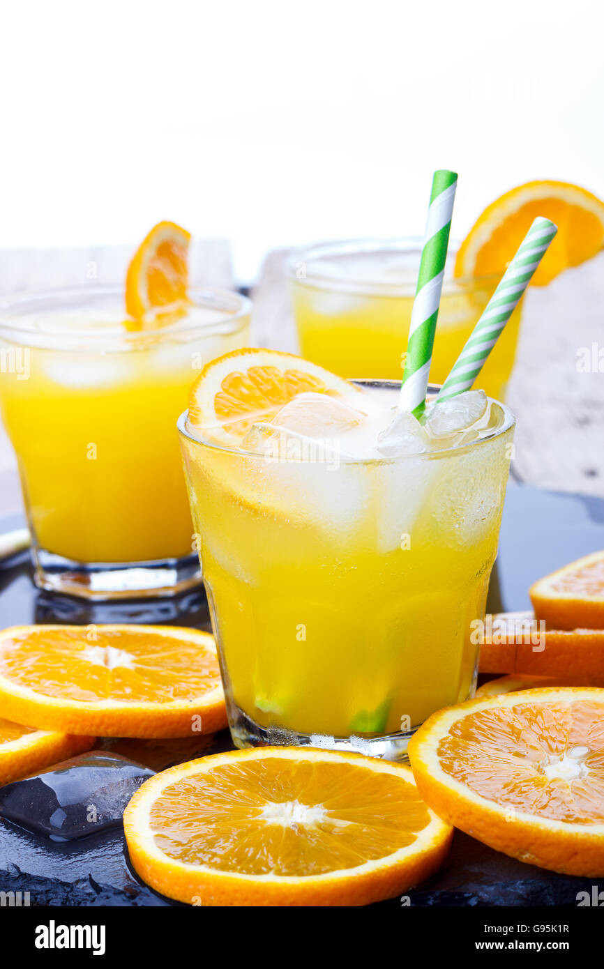 Bevande, cocktail analcolico con arancia e ghiaccio con fette di agrumi.messa a fuoco selettiva Foto Stock