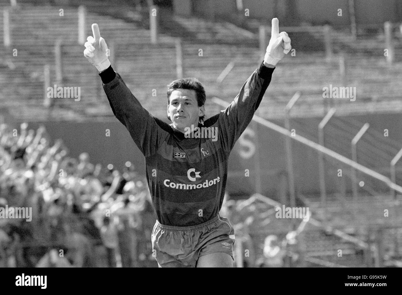 Il portiere del Chelsea Kevin Hitchcock festeggia dopo che la sua squadra ha preso il piombo Foto Stock