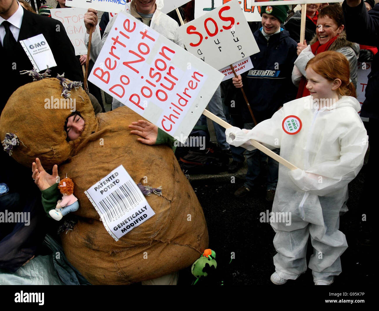Alana Geoghegan di Co Leitrim attacca una patata geneticamente modificata durante una protesta anti-GM al di fuori del parlamento irlandese a Dublino, mercoledì 22 febbraio 2006 STAMPA ASSOCIATION Photo. Il credito fotografico dovrebbe essere: Niall Carson/PA Foto Stock