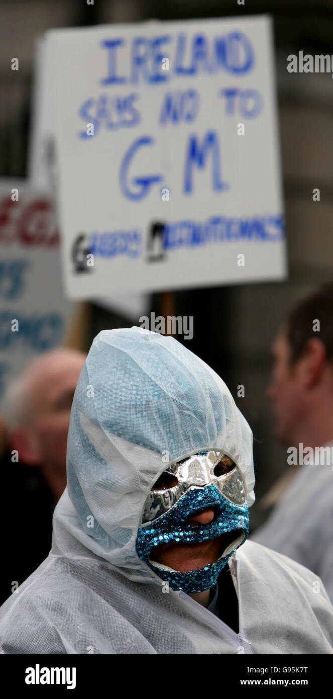 Uno dei tanti manifestanti mascherati durante una protesta contro gli OGM fuori dal parlamento irlandese a Dublino, mercoledì 22 febbraio 2006 STAMPA ASSOCIAZIONE foto. Il credito fotografico dovrebbe essere: Niall Carson/PA Foto Stock