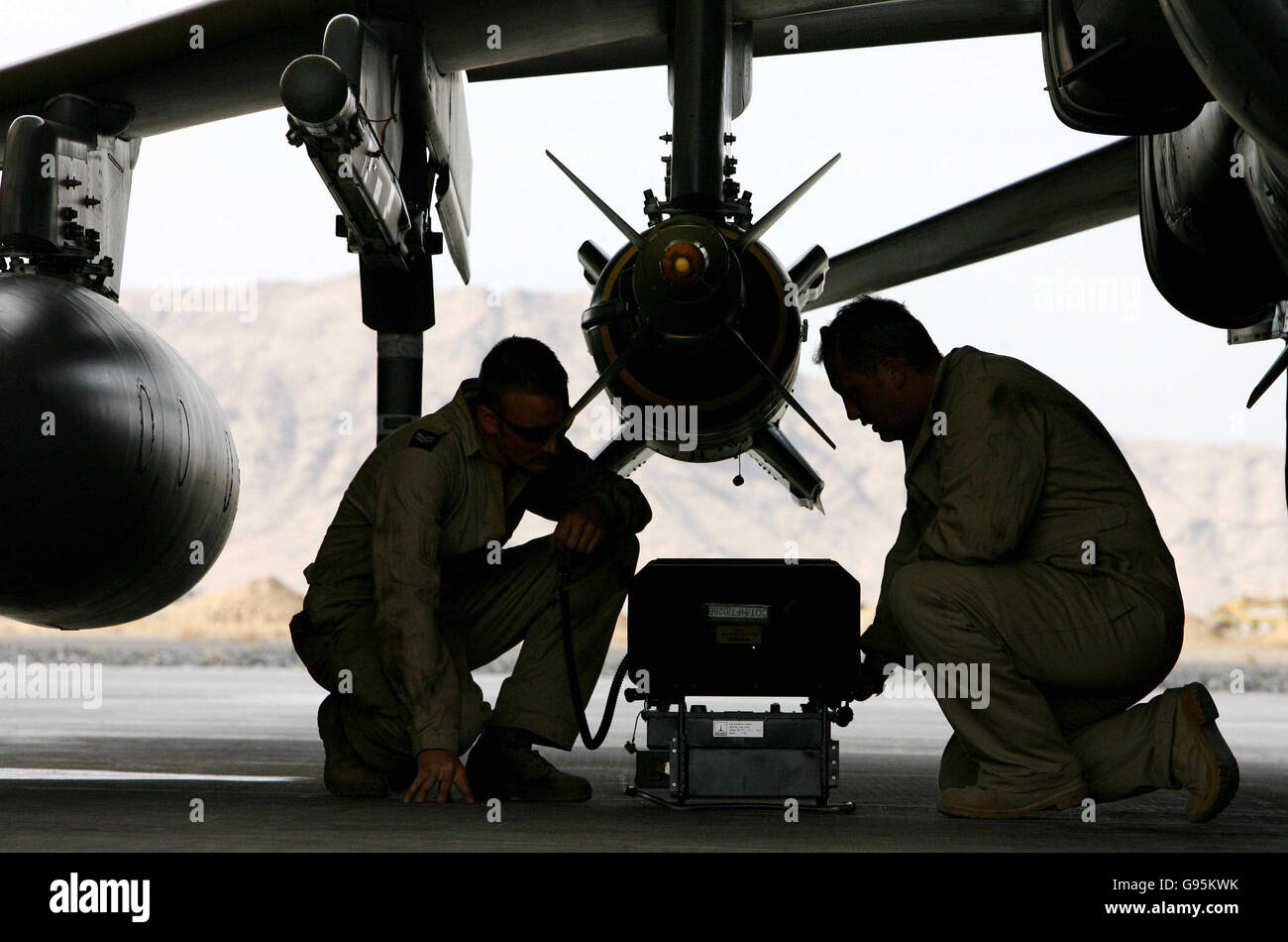 Due Royal Air Force Armourers lavorano su una bomba guidata laser Paveway 2 su un aereo GR7 Harrier presso il campo aereo di Kandahar, nell'Afghanistan meridionale, dove l'implementazione britannica a sostegno della fase 3 dell'ISAF ha iniziato la sua fase di abilitazione. Foto Stock