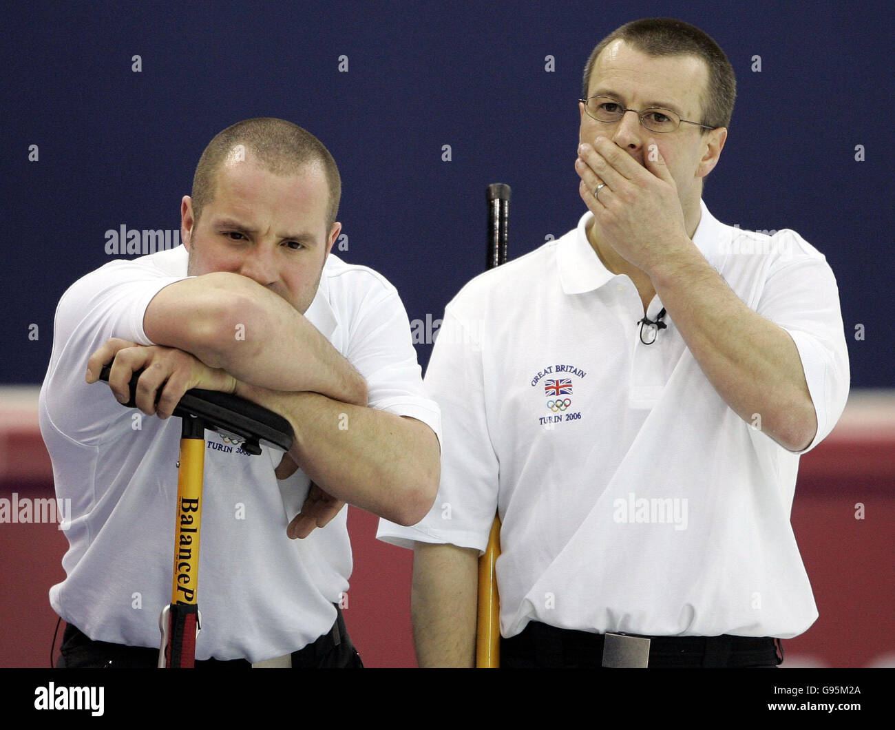 Euan Byers (L) e Warwick Smith della Gran Bretagna reagiscono dopo aver perso 4-3 anni in Finlandia nella loro semi-finale partita di curling alle Olimpiadi invernali di Pinerolo Palaghiaccio, Italia, mercoledì 22 febbraio 2006. Guarda la storia della Pennsylvania OLIMPIADI invernali. PREMERE ASSOCIAZIONE foto. Il credito fotografico dovrebbe essere: Andrew Milligan/PA. **SOLO PER USO EDITORIALE** Foto Stock