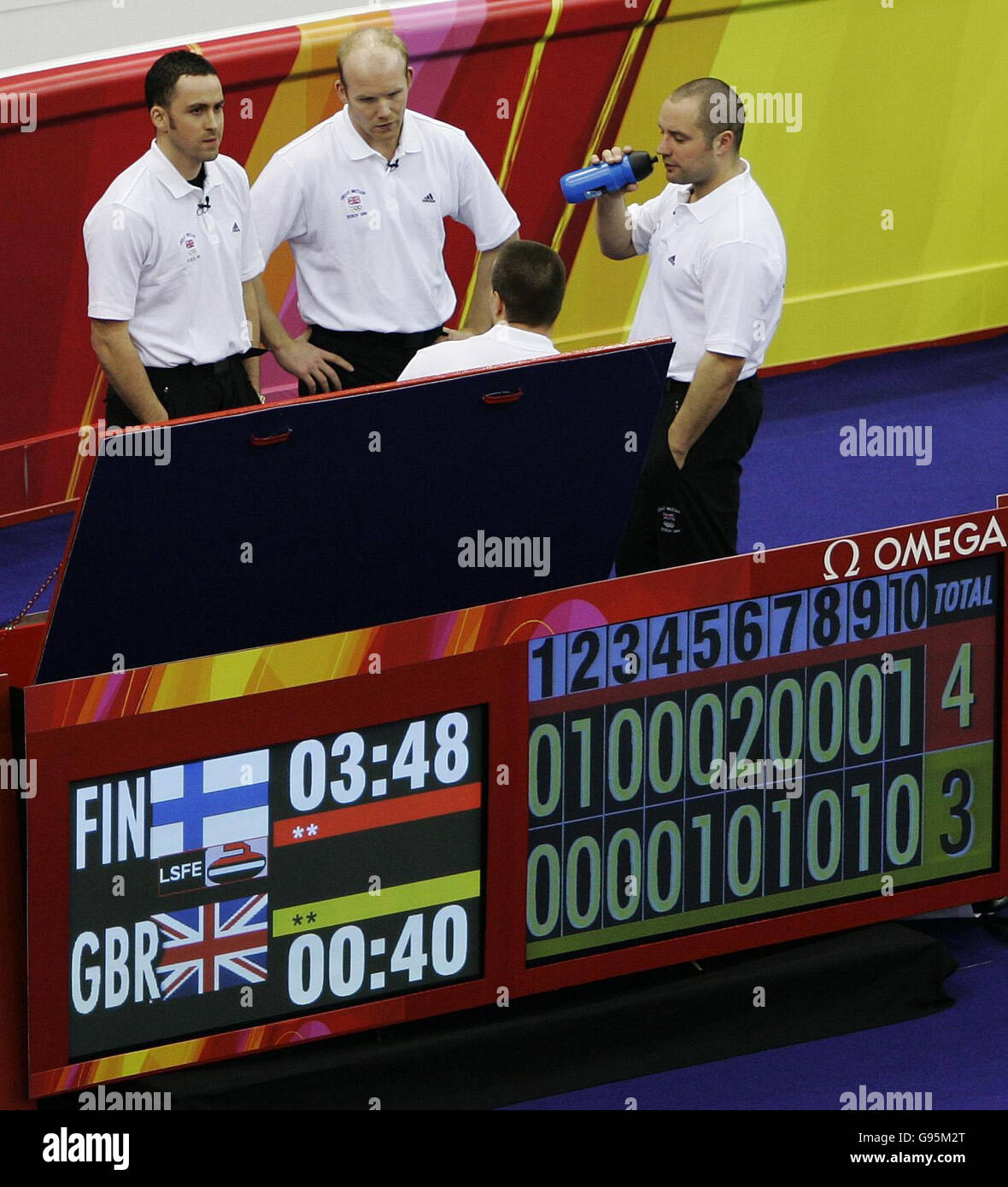 David Murdoch (L-R) della Gran Bretagna Euan Byers, Warwick Smith e Ewan MacDonald riflettono sulla loro performance dopo aver perso 4-3 anni in Finlandia nella loro partita di curling semifinale alle Olimpiadi invernali di Pinerolo Palaghiaccio, Italia, mercoledì 22 febbraio 2006. Vedere la storia della PA OLIMPIADI invernali. PREMERE ASSOCIAZIONE foto. Il credito fotografico dovrebbe essere: Andrew Milligan/PA. Foto Stock