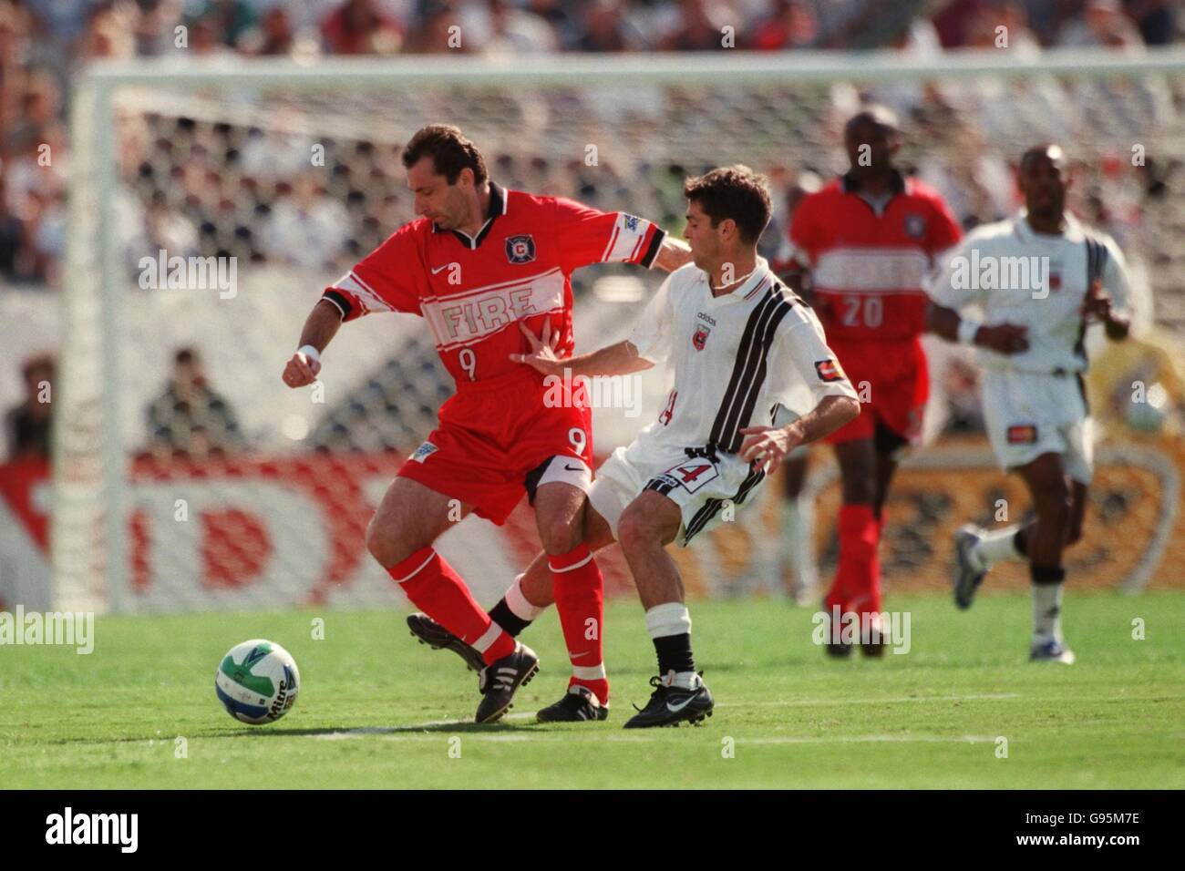American Soccer - Major League Soccer Cup Final - Washington DC United contro Chicago Fire. Jerzy Podbrozny di Chicago Fire (a sinistra) tiene fuori del Washington DC United's ben Olsen (a destra) Foto Stock