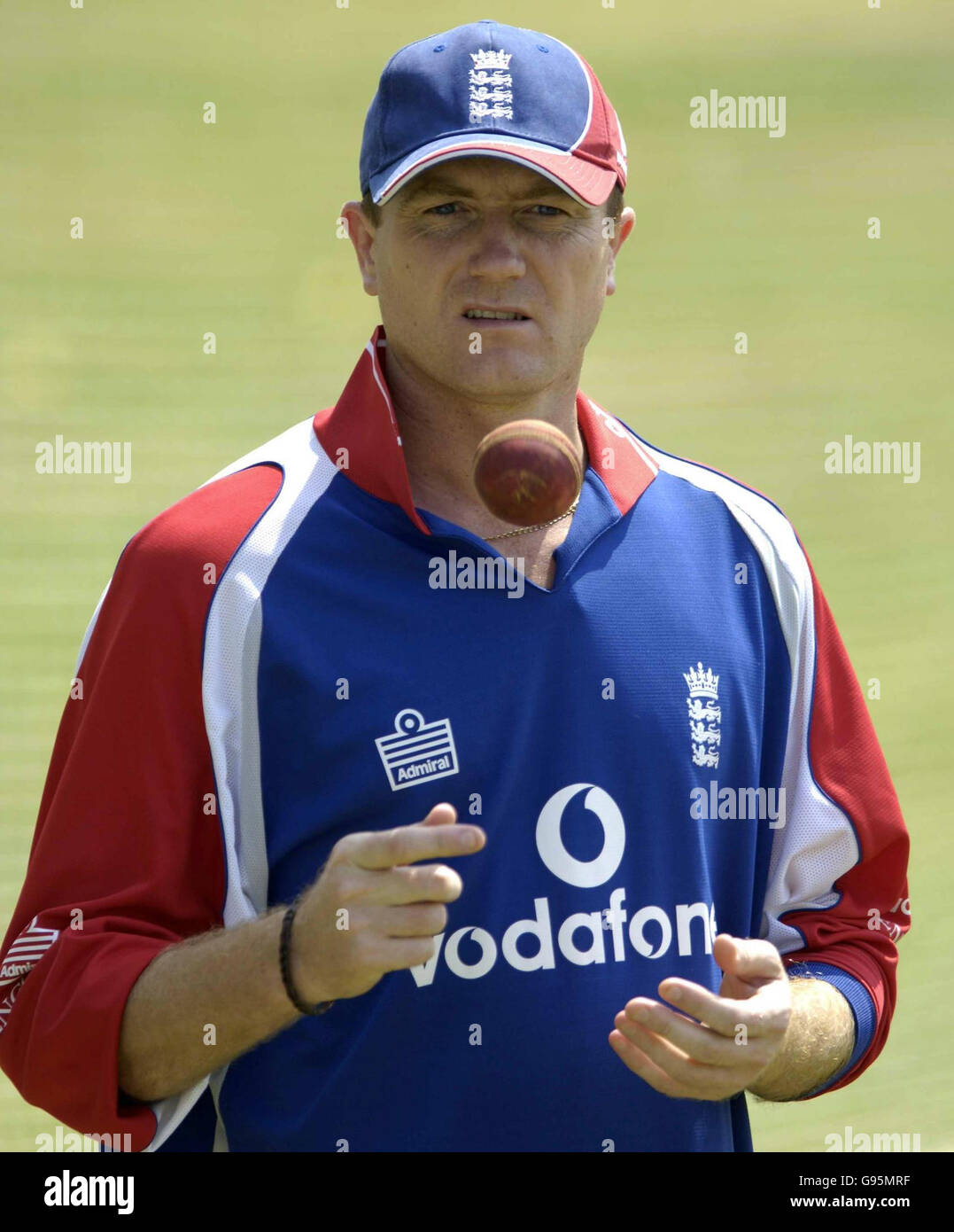 Il bowler inglese Shaun Udal nelle reti mentre la sua squadra gioca l'ultimo giorno della partita del tour contro l'XI del presidente del consiglio indiano al campo di cricket IPCL, Baroda, India, sabato 25 febbraio 2006. Vedi la storia della Pennsylvania CRICKET Inghilterra. PREMERE ASSOCIAZIONE foto. Il credito fotografico deve essere: Rebecca Naden/PA. ***SOLO PER USO EDITORIALE - NON USO DI TELEFONI CELLULARI*** Foto Stock