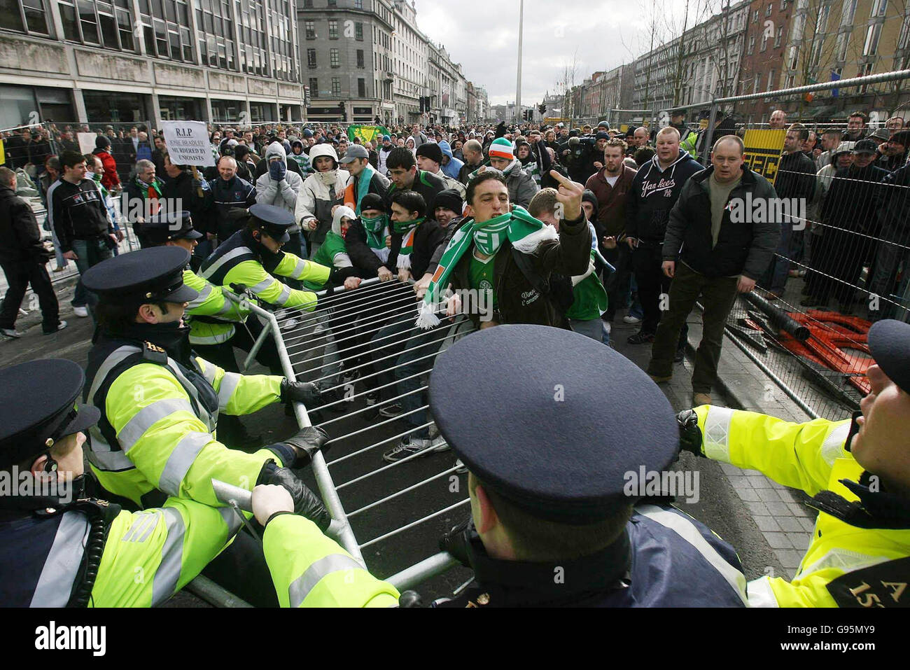 Centinaia di manifestanti repubblicani si scontrano con la polizia antisommossa nel centro di Dublino per bloccare una sfilata dell'Ordine arancione e delle vittime della violenza dell'IRA, sabato 25 febbraio 2006. Circa una dozzina di fuochi d'artificio, barricate di metallo, bottiglie e pietre sono stati gettati a Gardai come marchers lealisti si sono riuniti a 100 metri di distanza. Due Gardai hanno subito lesioni alla testa mentre i fuochi d'artificio sono esplosi. Decine di Gardai extra in attrezzatura piena rivolta sono stati chiamati in un tentativo di sedare i disordini. Vedi la storia della PA IRISH Parade. PREMERE ASSOCIAZIONE foto. Il credito fotografico dovrebbe essere: Niall Carson/PA Foto Stock