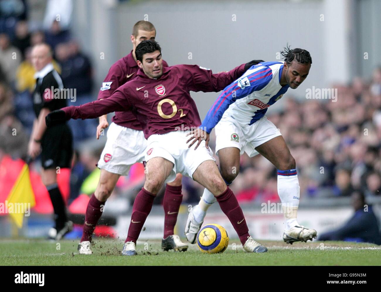 Il Florent Sinama Pongolle di Blackburn Rovers è affrontato da Jose dell'Arsenal Antonio Reyes Foto Stock