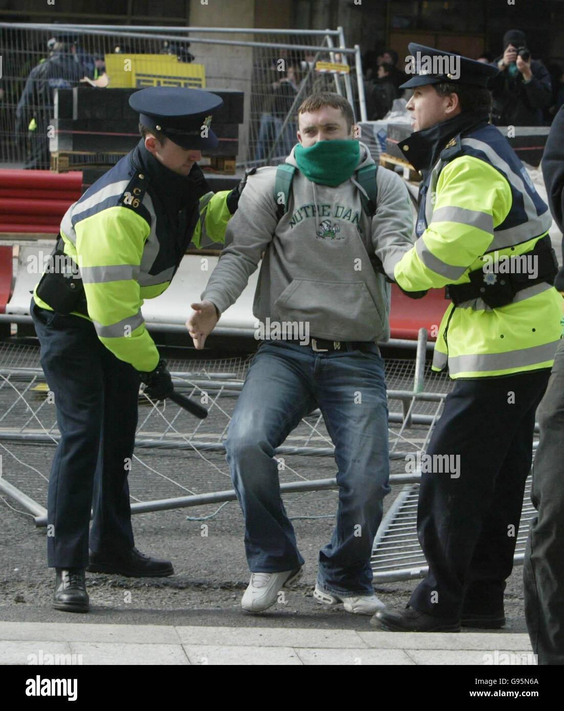 Centinaia di manifestanti repubblicani si scontrano con la polizia antisommossa nel centro di Dublino per bloccare una sfilata dell'Ordine arancione e delle vittime della violenza dell'IRA, sabato 25 febbraio 2006. Circa una dozzina di fuochi d'artificio, barricate di metallo, bottiglie e pietre sono stati gettati a Gardai come marchers lealisti si sono riuniti a 100 metri di distanza. Due Gardai hanno subito lesioni alla testa mentre i fuochi d'artificio sono esplosi. Decine di Gardai extra in attrezzatura piena rivolta sono stati chiamati in un tentativo di sedare i disordini. Vedi la storia della PA IRISH Parade. PREMERE ASSOCIAZIONE foto. Il credito fotografico dovrebbe essere: Niall Carson/PA Foto Stock