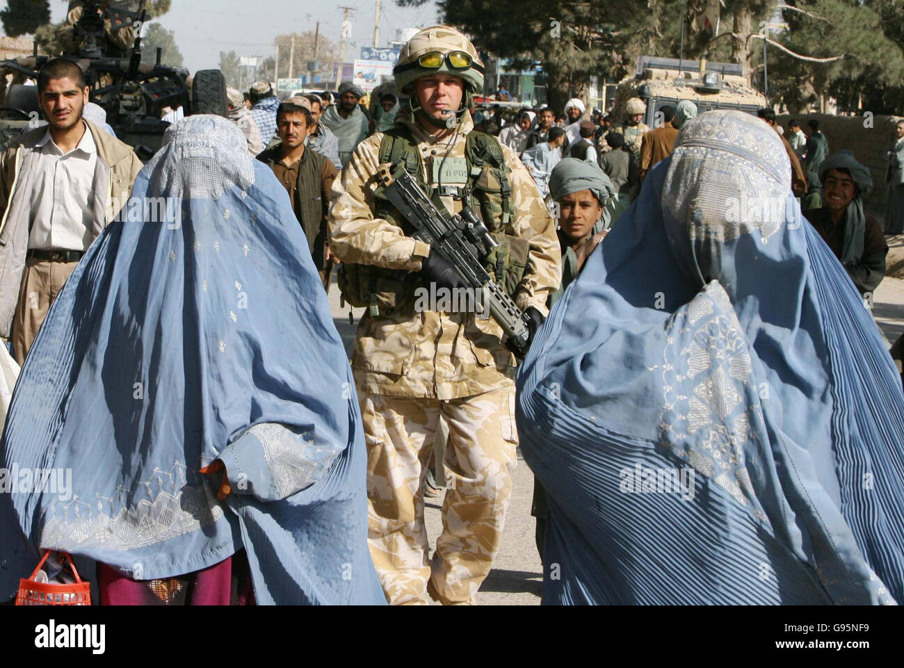 Private Neil Fynney della Royal Gloucestershire Berkshire e Wiltshire Light Fanteria in pattuglia a Lashkar Gar nella provincia di Helmond nell'Afghanistan meridionale, venerdì 24 2006 febbraio. L'Afghanistan meridionale è il luogo in cui lo spiegamento del Regno Unito a sostegno della terza fase dell'ISAF ha iniziato la sua fase di abilitazione. PREMERE ASSOCIAZIONE foto. Il credito fotografico dovrebbe essere: Richard Mills/The Times/PA Foto Stock