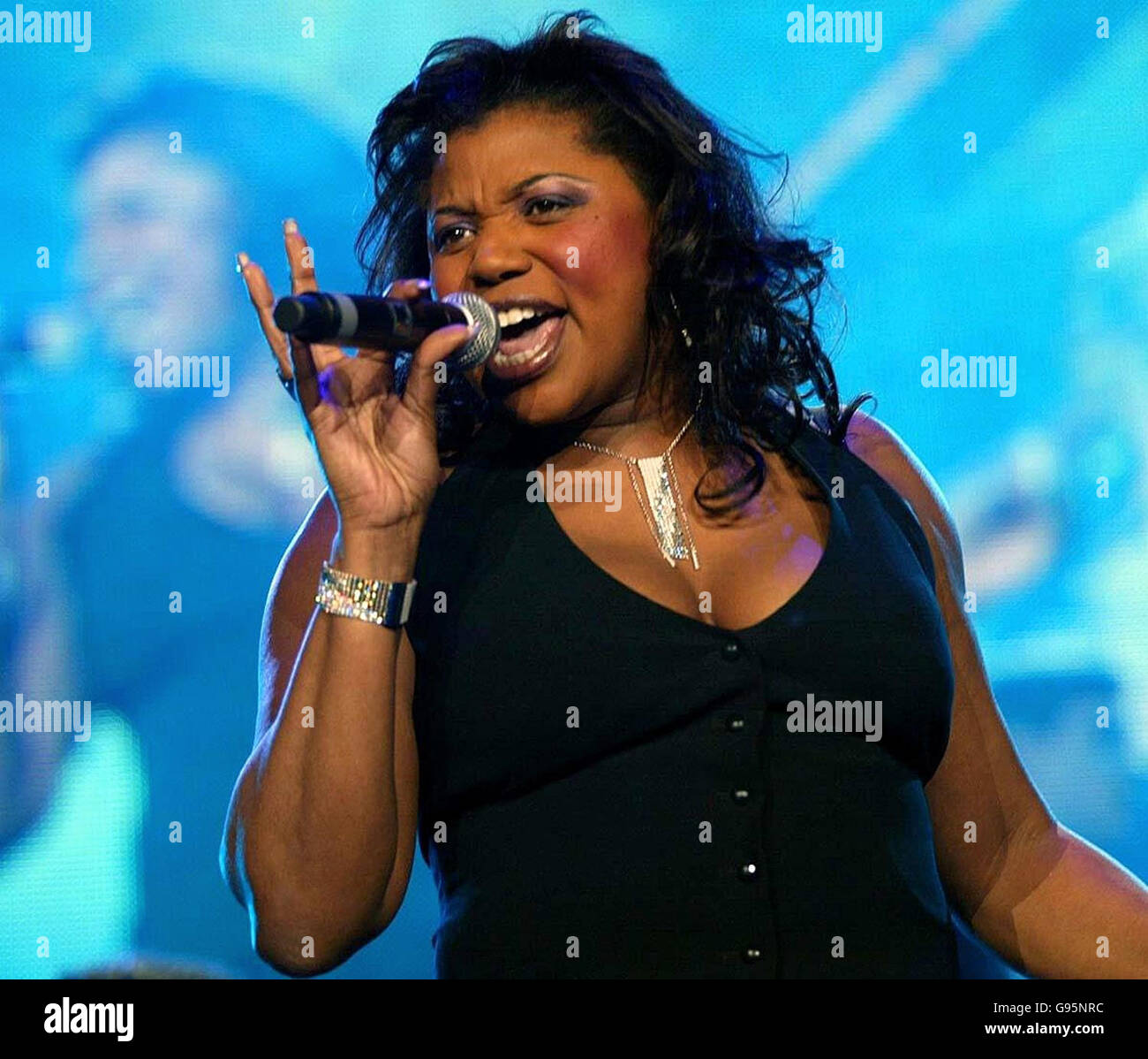 Brenda si esibisce sul palco durante il X Factor 2 Live, presso LA MEN Arena di Manchester, sabato 25 febbraio 2006. PREMERE ASSOCIAZIONE foto. Il credito fotografico dovrebbe essere: Dave Kendall/PA Foto Stock