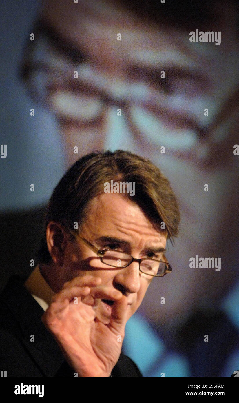 Il commissario europeo per il commercio, Peter Mandelson, si occupa della conferenza dell'Unione degli agricoltori nazionali al Metropole Hotel di Birmingham, lunedì 27 febbraio 2006. Gli agricoltori soffrono di "abusi di potere" da parte di altri che si occupano di portare i loro prodotti nei negozi, la conferenza sarà raccontata oggi. Tim Bennett, presidente dell'Unione nazionale degli agricoltori, dovrebbe rinnovare l'invito a un più rigoroso codice di condotta legale per regolamentare il settore. Egli dirà alla conferenza della NFU a Birmingham che l'aumento dei costi causati dagli aumenti dei prezzi dell'energia, dai salari o dalla regolamentazione non dovrebbe essere trasferito ai produttori di generi alimentari. Foto Stock