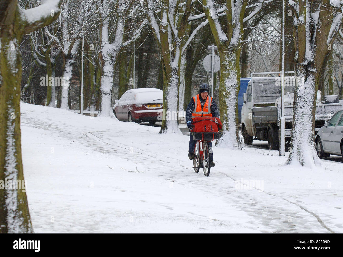 Un postino sulla sua bici corre attraverso la bizzarda e temperature sotto zero a Scarborough come il tempo severo colpisce la costa orientale del Regno Unito, Martedì 28 febbraio 2006. Un'esplosione artica ha attraversato oggi la Gran Bretagna con un diluvio di neve nelle parti settentrionali della Scozia e dell'Inghilterra. Blizzards colpì la Scozia settentrionale durante la notte, mentre la neve pesante cadde in alcune parti dell'Inghilterra settentrionale e orientale, in particolare nello Yorkshire e nel Lincolnshire. Vedere PA storia METEO neve. PREMERE ASSOCIAZIONE foto. Il credito fotografico dovrebbe essere: John Giles/PA. Foto Stock