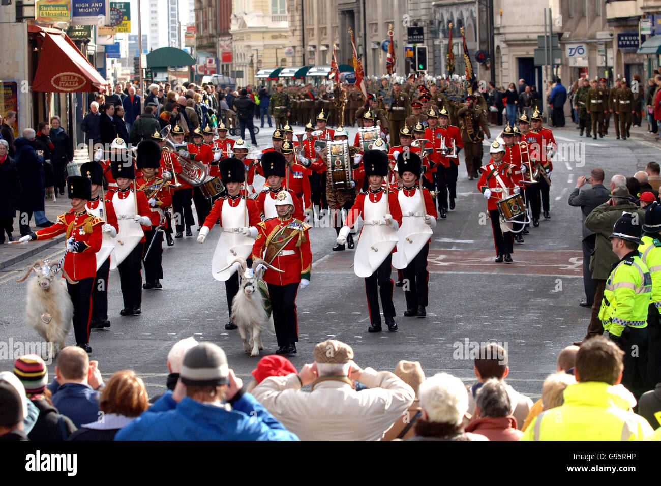 Sette battaglioni di soldati marciano attraverso il centro di Cardiff come il reggimento reale gallese appena formato, mercoledì 1 marzo 2006, guidato da capre regimentali. Il nuovo reggimento, formato dalla fusione dei Royal Welch Fusiliers, del Reggimento reale del Galles e del reggimento reale gallese, è entrato in essere ad un minuto dopo la mezzanotte del giorno di San Davide. Vedere PA storia DIFESA gallese. PREMERE ASSOCIAZIONE foto. L'immagine di credito dovrebbe essere: David Jones/PA. Foto Stock