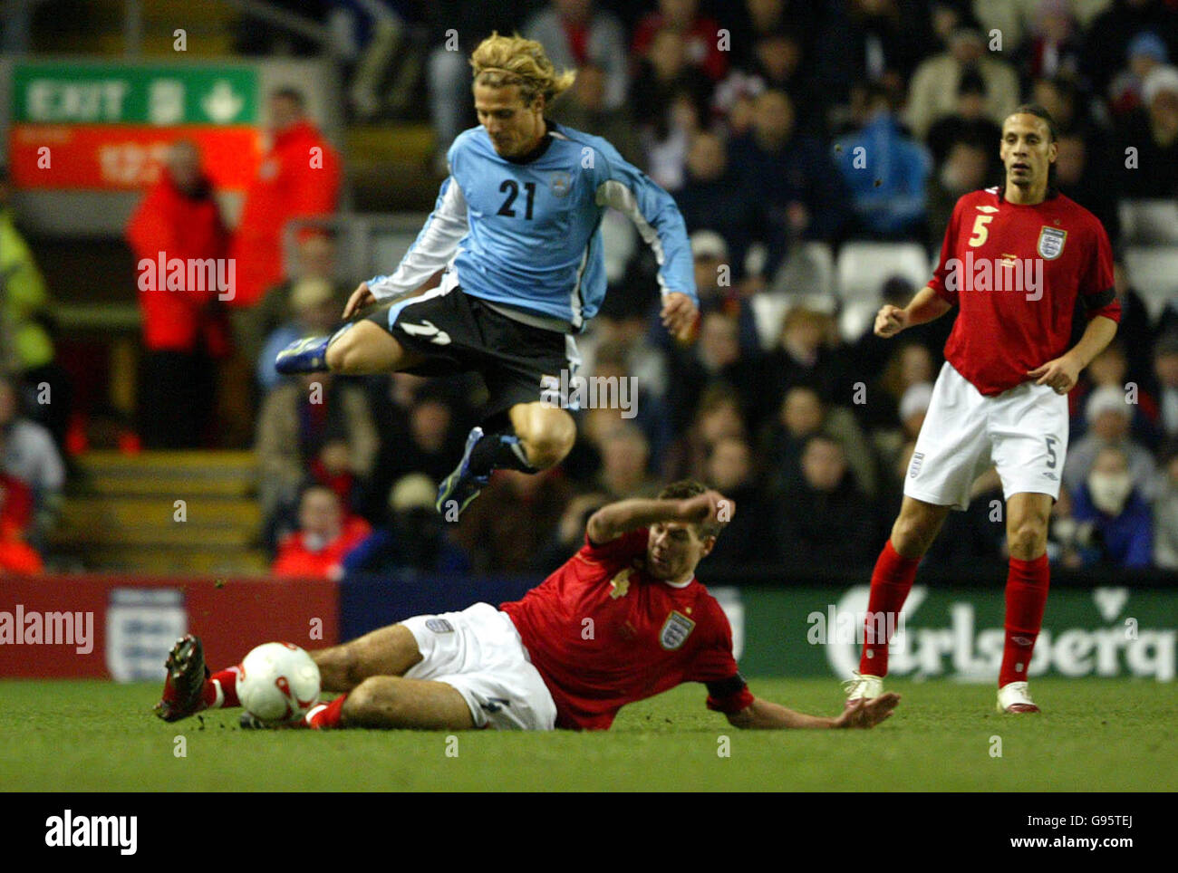 Calcio - Internazionale amichevole - Inghilterra / Uruguay - Anfield. Steven Gerrard in Inghilterra affronta Diego Forlan dell'Uruguay Foto Stock