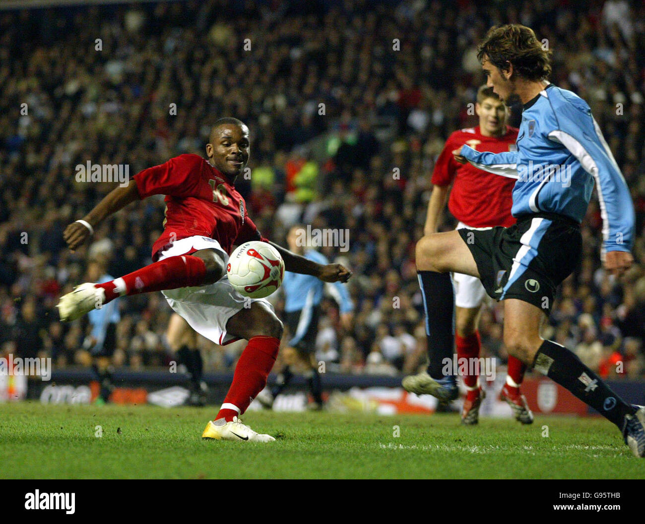 Calcio - International friendly - Inghilterra / Uruguay - Anfield. Darren Bent dell'Inghilterra e Diego Godin dell'Uruguay Foto Stock