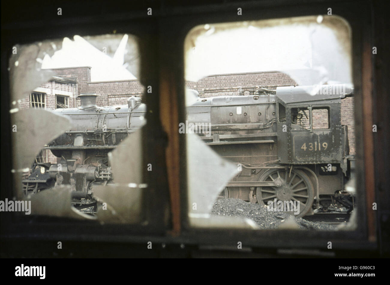 Ivatt 2-6-0 a Lostock Hall dalla cabina di 8F n. 48226 del 20 settembre 1967. Foto Stock