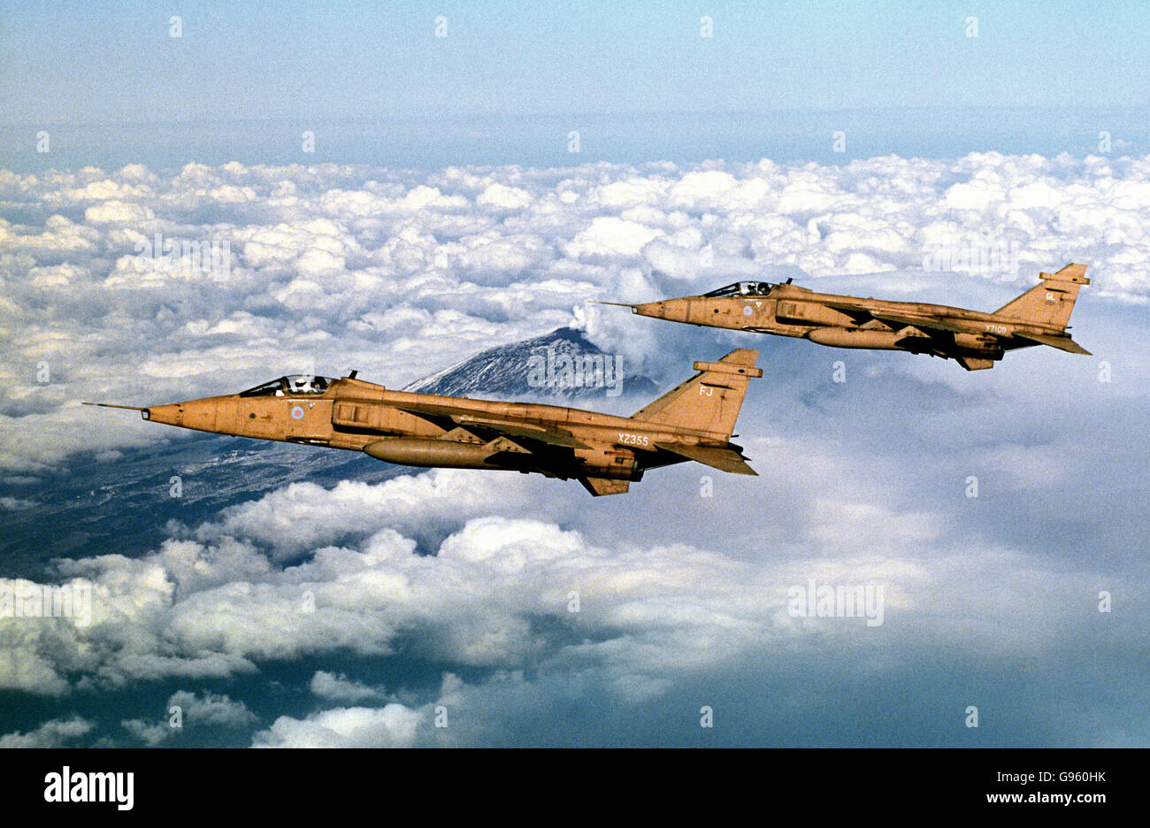 Jaguar di 41 Squadron, con base a RAF Coltischal volato da Sqn LDR Chris Allam e Hauptman Dieter Knorr sorvolano il cratere fumatore dell'Etna sulla loro strada di ritorno a casa dallo schieramento in Turchia. Foto Stock