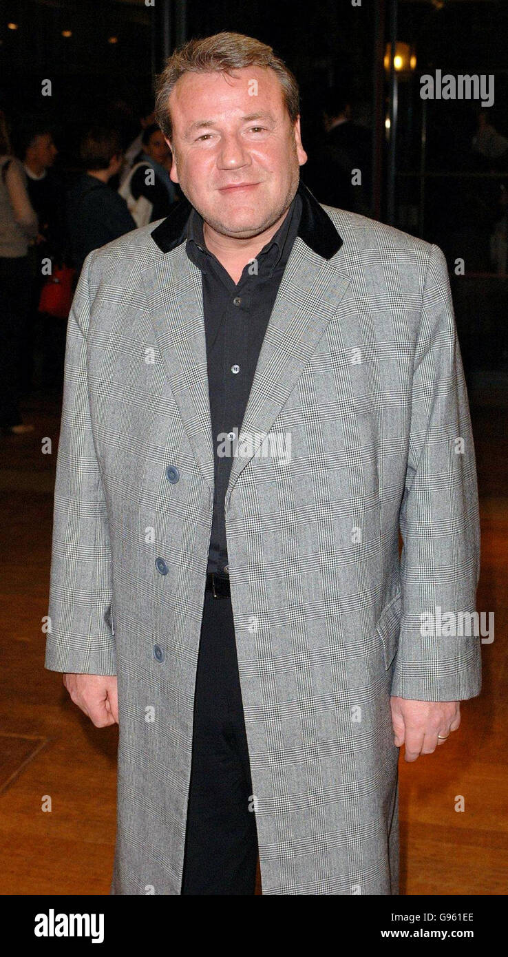 Ray Winstone arriva per il Gala Screening di 'la Proposizione', che apre il 12 ° London Australian Film Festival, dal Barbican, centro di Londra, Giovedi 2 marzo 2006. PREMERE ASSOCIAZIONE foto. Il credito fotografico dovrebbe essere: Steve Parsons/PA Foto Stock