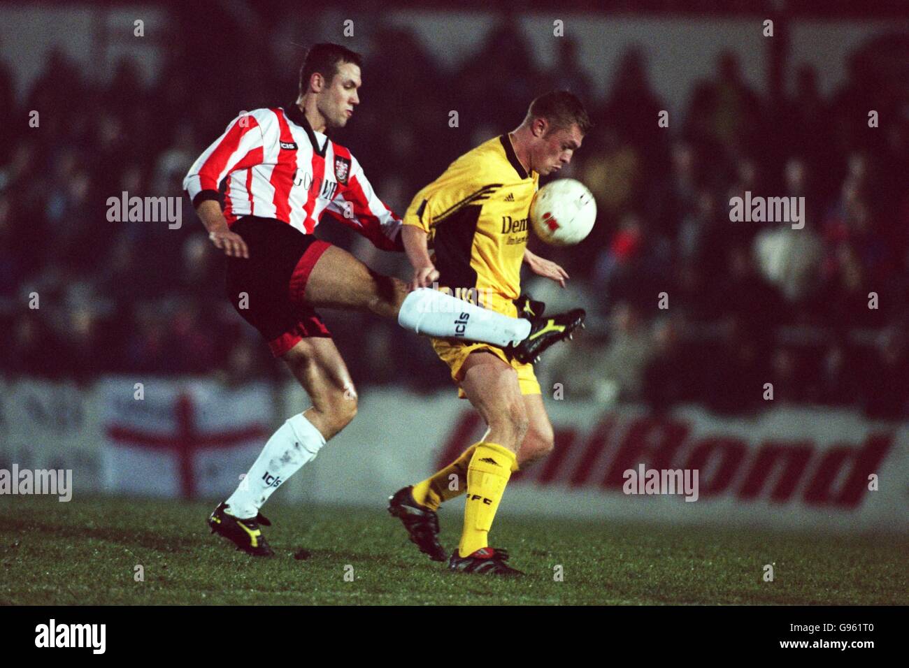 Calcio - fa Cup Second Round Replay - Leigh RMI v Fulham. Simon Turpin di Leigh RMI combatte con Geoff Horsfield di Fulham Foto Stock