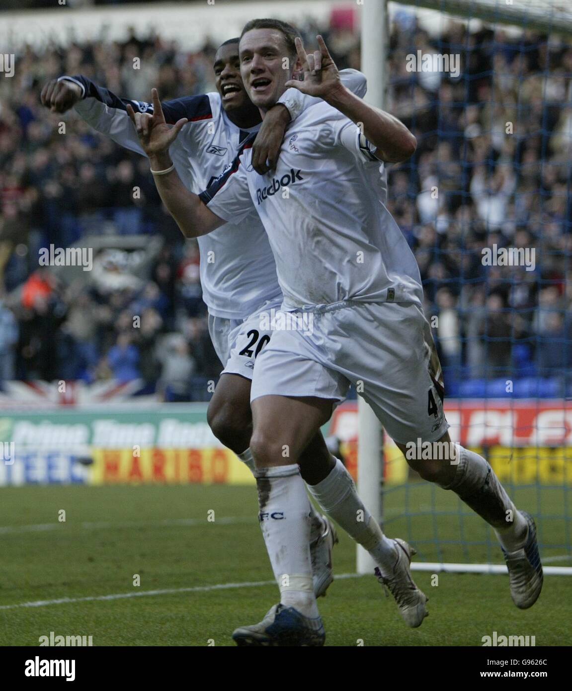 Bolton Wanderers / Manchester City. Kevin Nolan di Bolton Wanderers festeggia il suo obiettivo con Ricardo Vaz te durante la vittoria 2-0 su Manchester City. Foto Stock