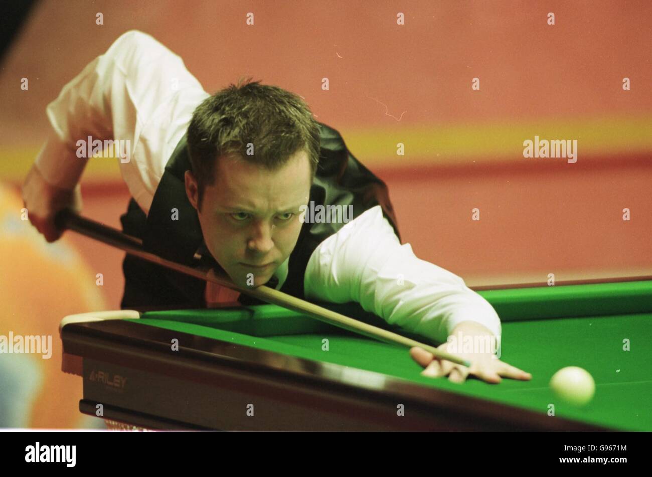 Campione del mondo, John Higgins della Scozia in azione durante il suo scontro semifinale con Mark Williams del Galles al Crucible Foto Stock
