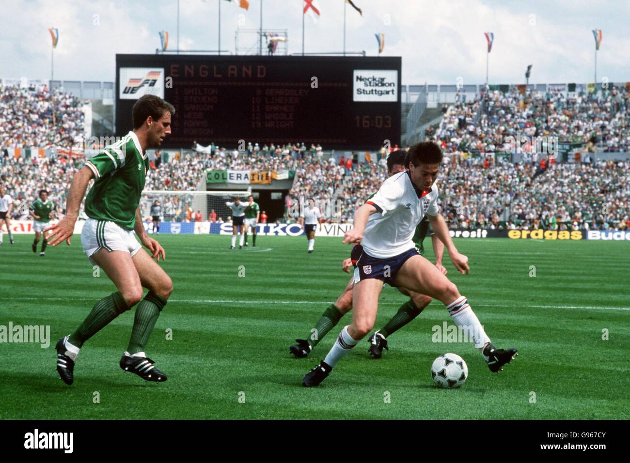 Calcio - Campionati europei - Euro 88 Germania Ovest - Gruppo due - Irlanda / Inghilterra - Neckarstadion. Inghilterra Chris Waddle (a destra) protegge la palla mentre Mick McCarthy (a sinistra) dell'Irlanda si muove per affrontare Foto Stock
