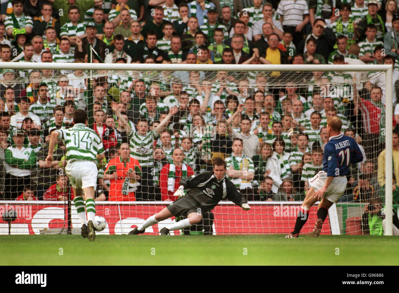 Scottish Soccer - Banca di Scozia Scottish Premier League - Celtic contro Rangers. Jorge Albertz segna dal punto di penalità per farlo 0-2 Foto Stock