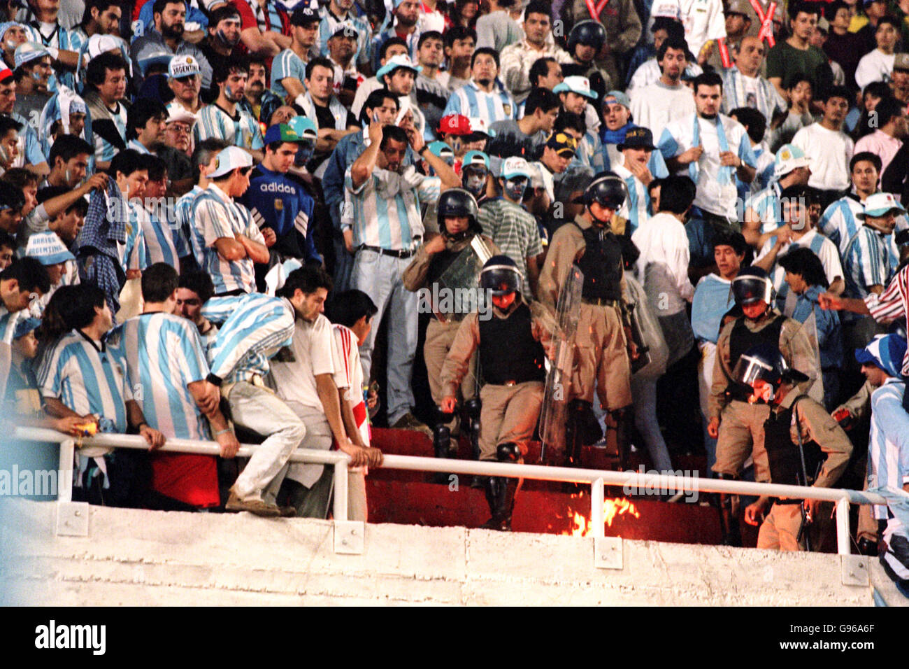 Calcio - Copa America 99 - quarto finale - Brasile / Argentina. La polizia in rivolta si è rivolta verso la folla per spegnere un fuoco Foto Stock