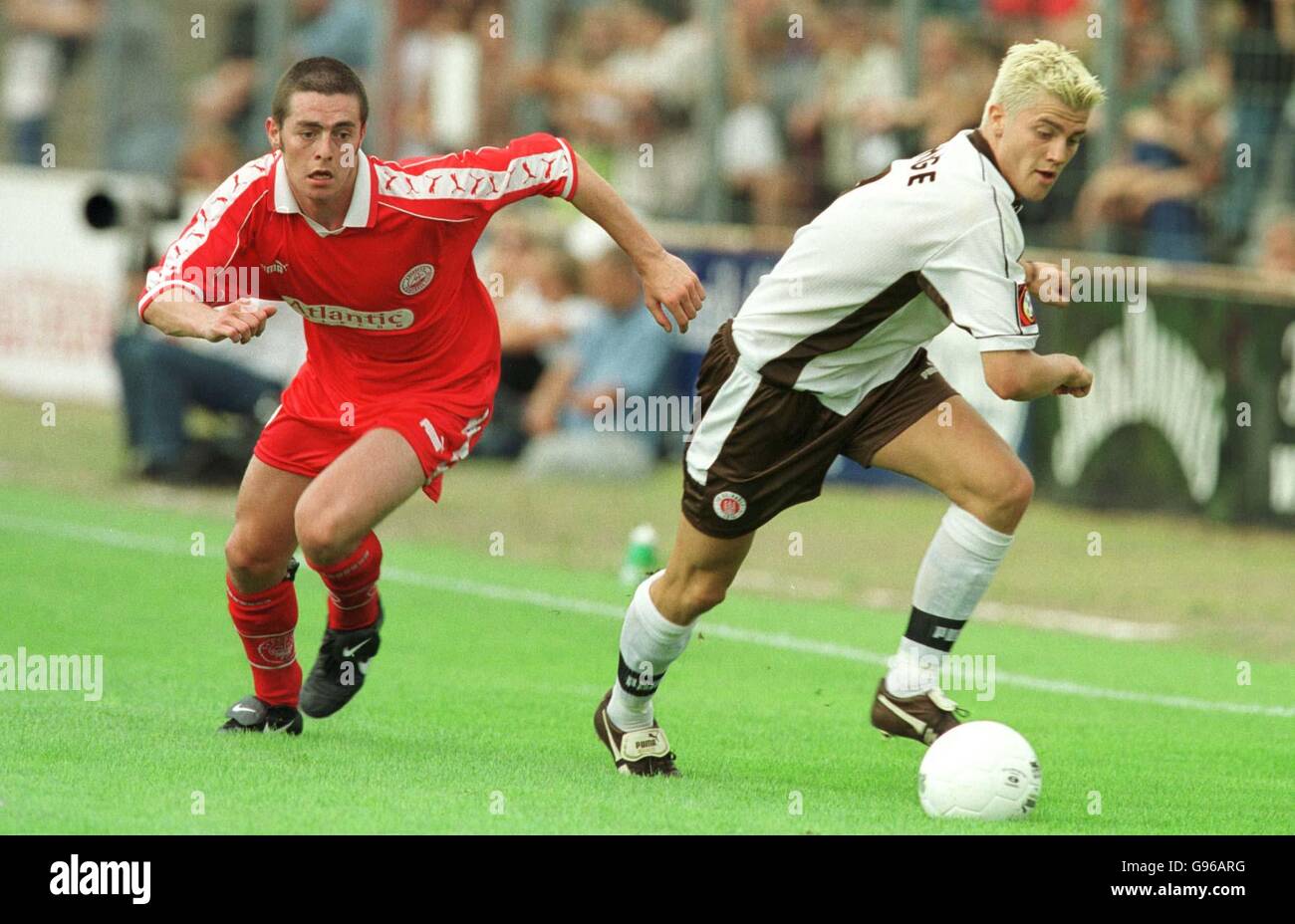 James McAllister (l) di Aberdeen bussa alla palla davanti a St Pauli's. Holger Wehlage (r) Foto Stock