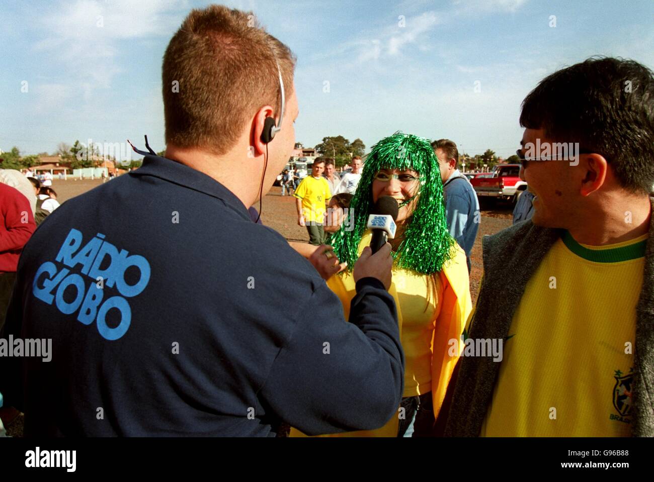 Calcio - Copa America 99 - quarto finale - Brasile / Argentina. Un fan brasiliano è intervistato per radio Globo Foto Stock