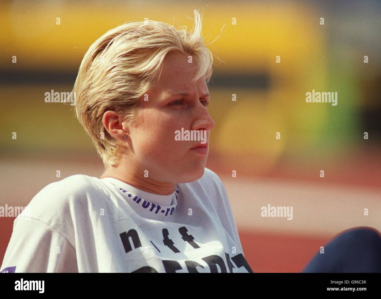 Katherine Merry attende l'inizio dei 200 METRI delle donne evento Foto Stock