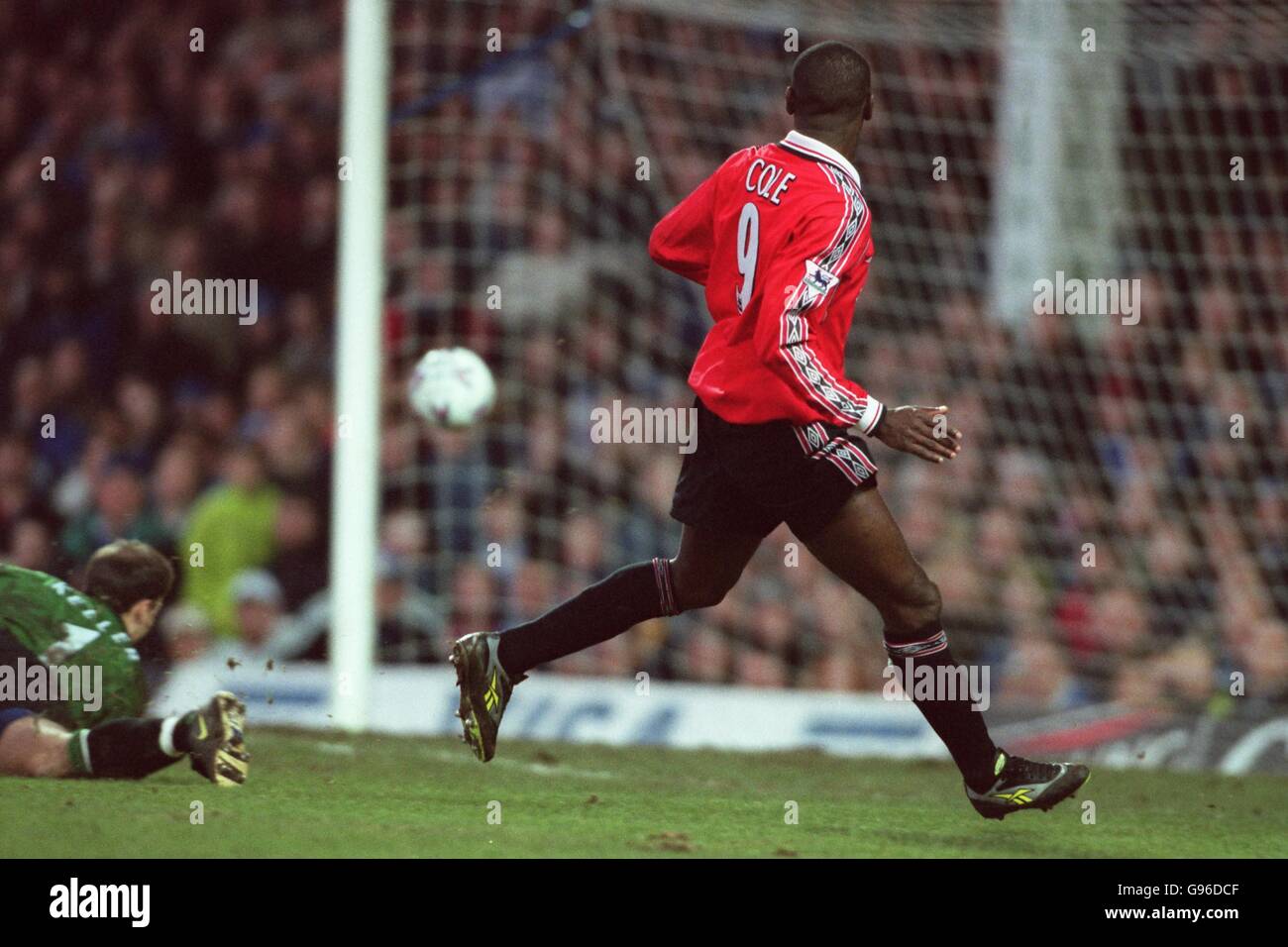 Calcio - fa Carling Premiership - Leicester City / Manchester United. Andy Cole del Manchester United segna il quarto gol Foto Stock