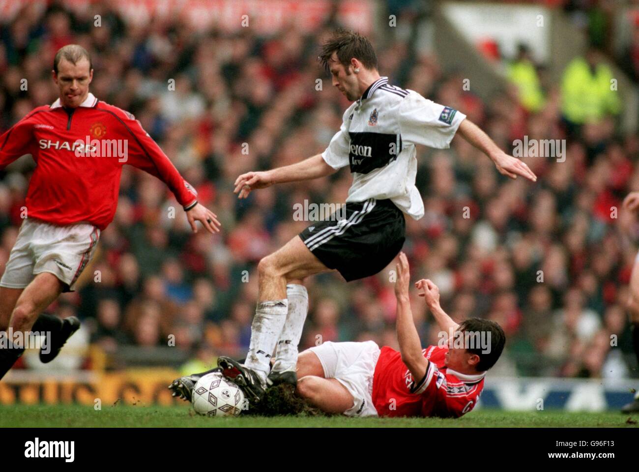 Calcio - AXA fa Cup - Fifth Round - Manchester United contro Fulham. Lo scivolo Gary Neville (a destra) del Manchester United affronta Dirk Lehmann di Fulham (al centro) nella zona di rigore Foto Stock