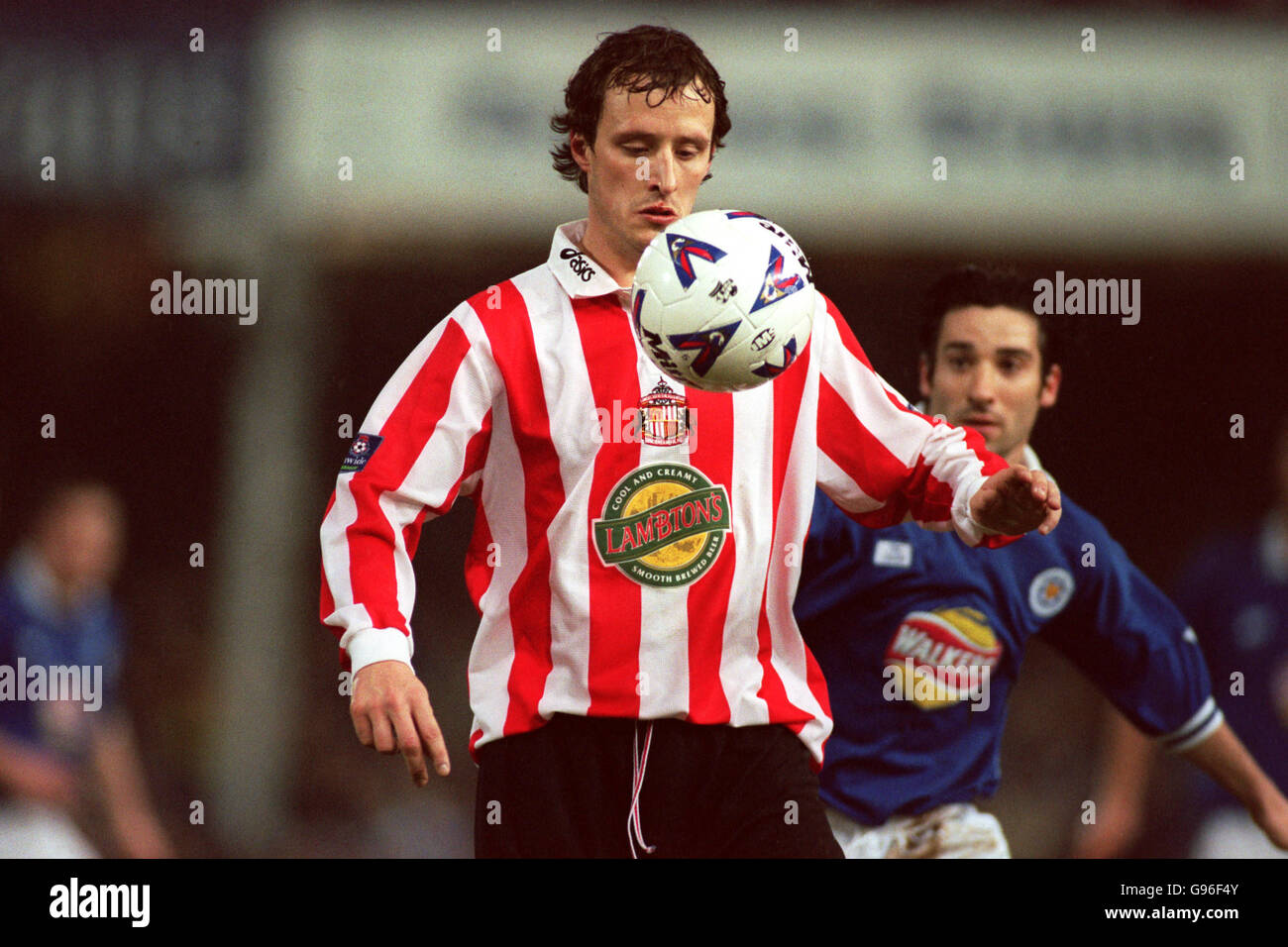 Calcio - Coppa Worthington - seconda tappa semifinale - Leicester City v Sunderland. Nicky Summerbee di Sunderland controlla la palla Foto Stock