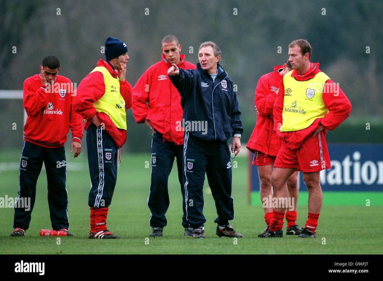 Il direttore del custode dell'Inghilterra Howard Wilkinson (seconda a destra) fa il suo punto di vista (sinistra-destra) su Kiron Dyer, David Beckham, Rio Ferdinand e Alan Shearer, in Inghilterra Foto Stock