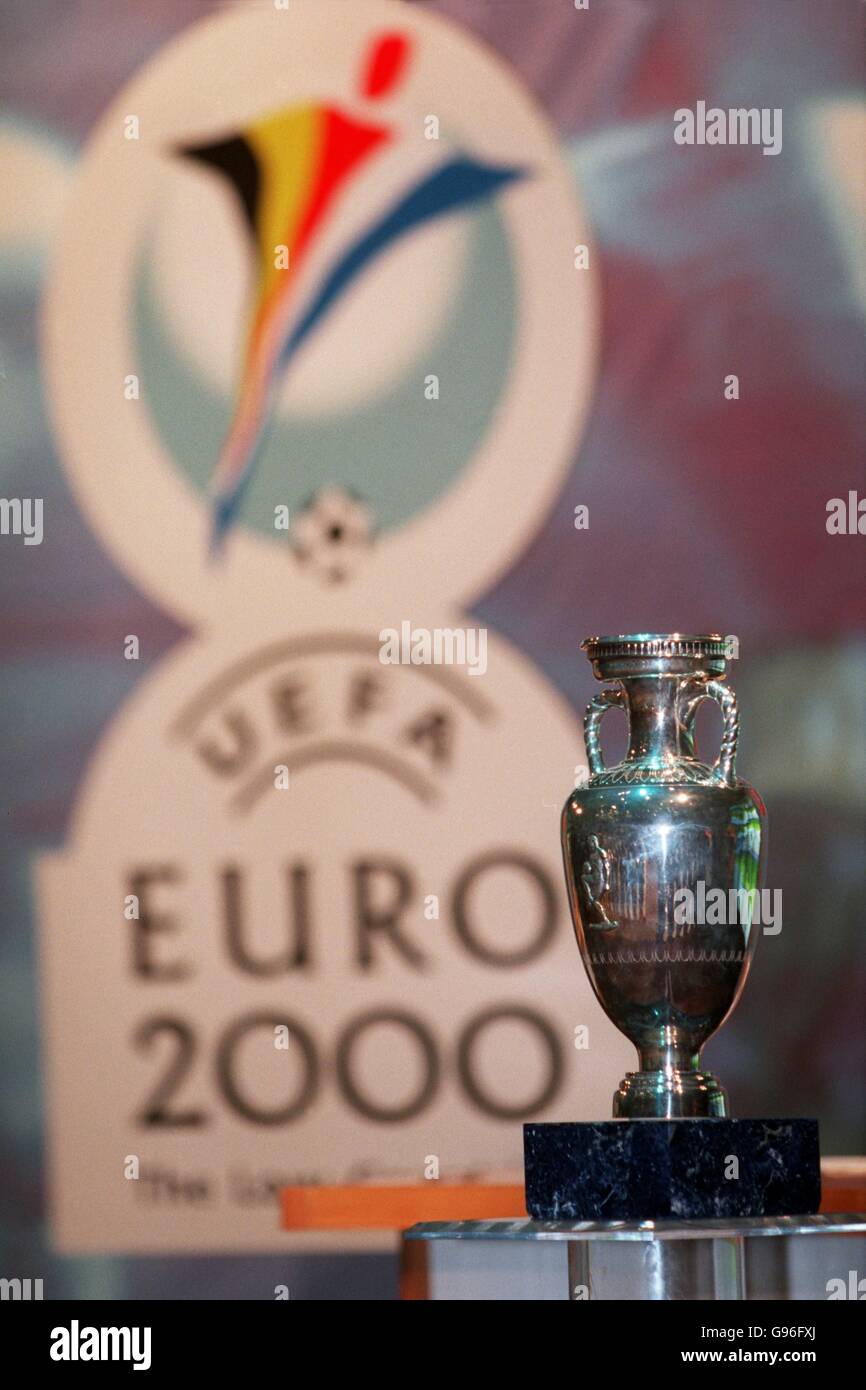 Calcio - Euro 2000 Tabellone qualificazioni - Gand, Belgio. Il trofeo europeo si trova di fronte al logo Euro 2000 Foto Stock