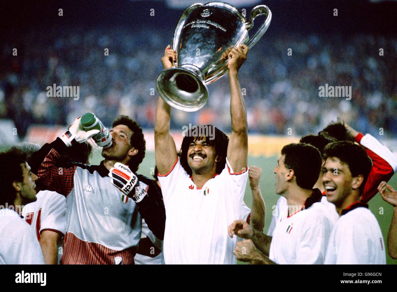 Ruud Gullit dell'AC Milan festeggia con il trofeo europeo di Coppa. Foto Stock