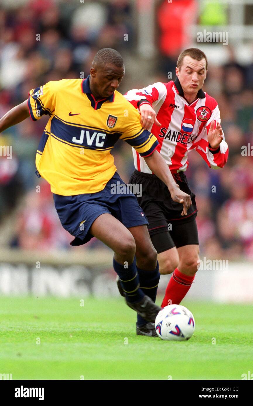 Calcio - fa Carling Premiership - Southampton / Arsenal. L-R; Patrick Vieira, Arsenale battaglie per la posessione della palla con David Hughes, Southampton Foto Stock