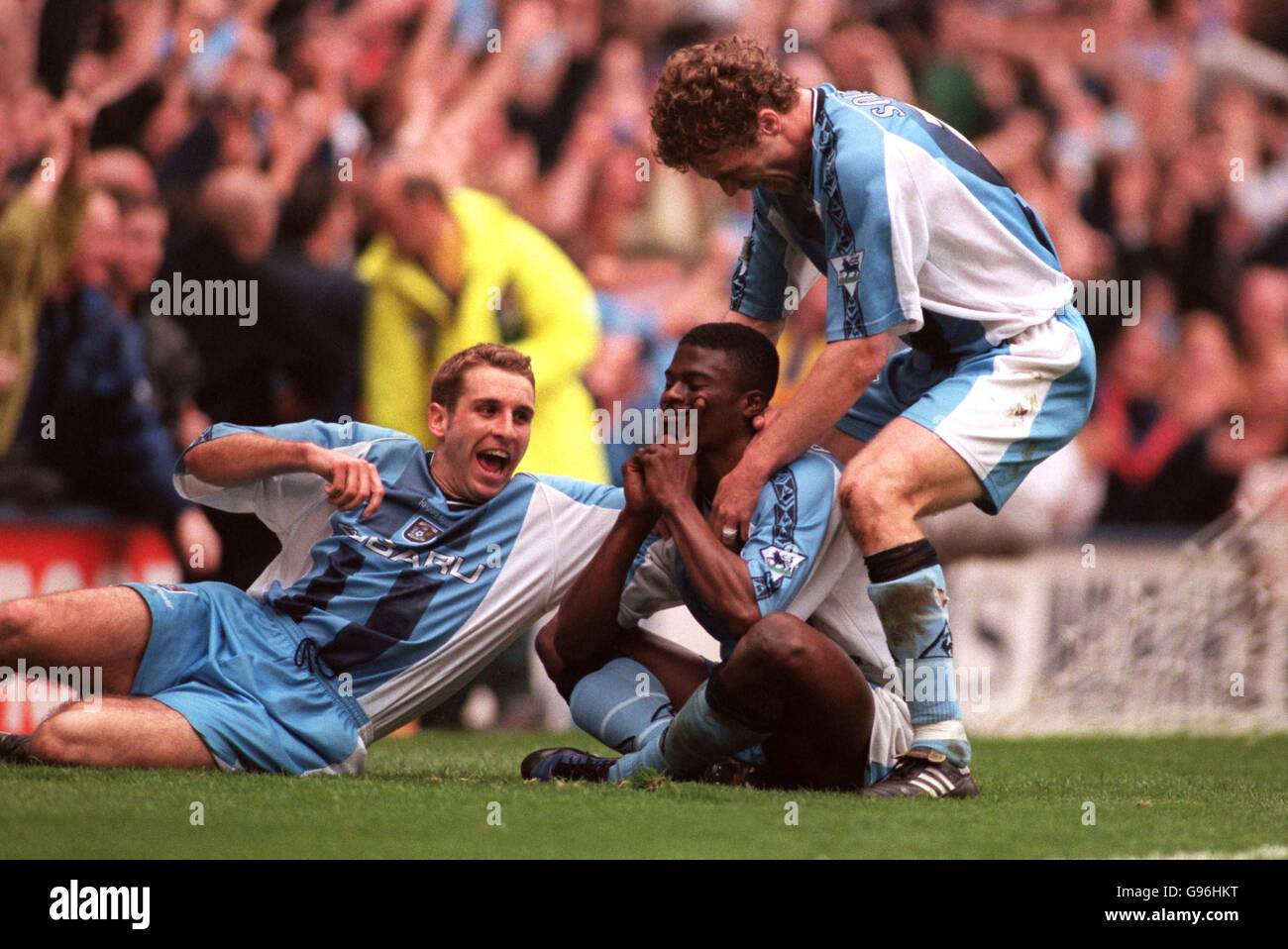 Il Goerge Boateng di Coventry City celebra il suo primo obiettivo con il suo compagni di squadra Foto Stock