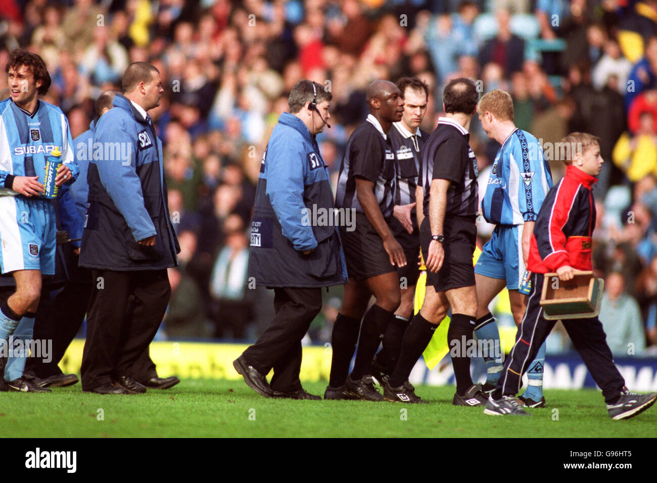 Calcio - fa Carling Premiership - Coventry City / Southampton. L'arbitro Uriah Rennie (r) esce alla fine della partita con il personale di sicurezza dopo alcune decisioni arbitrarie controverse Foto Stock