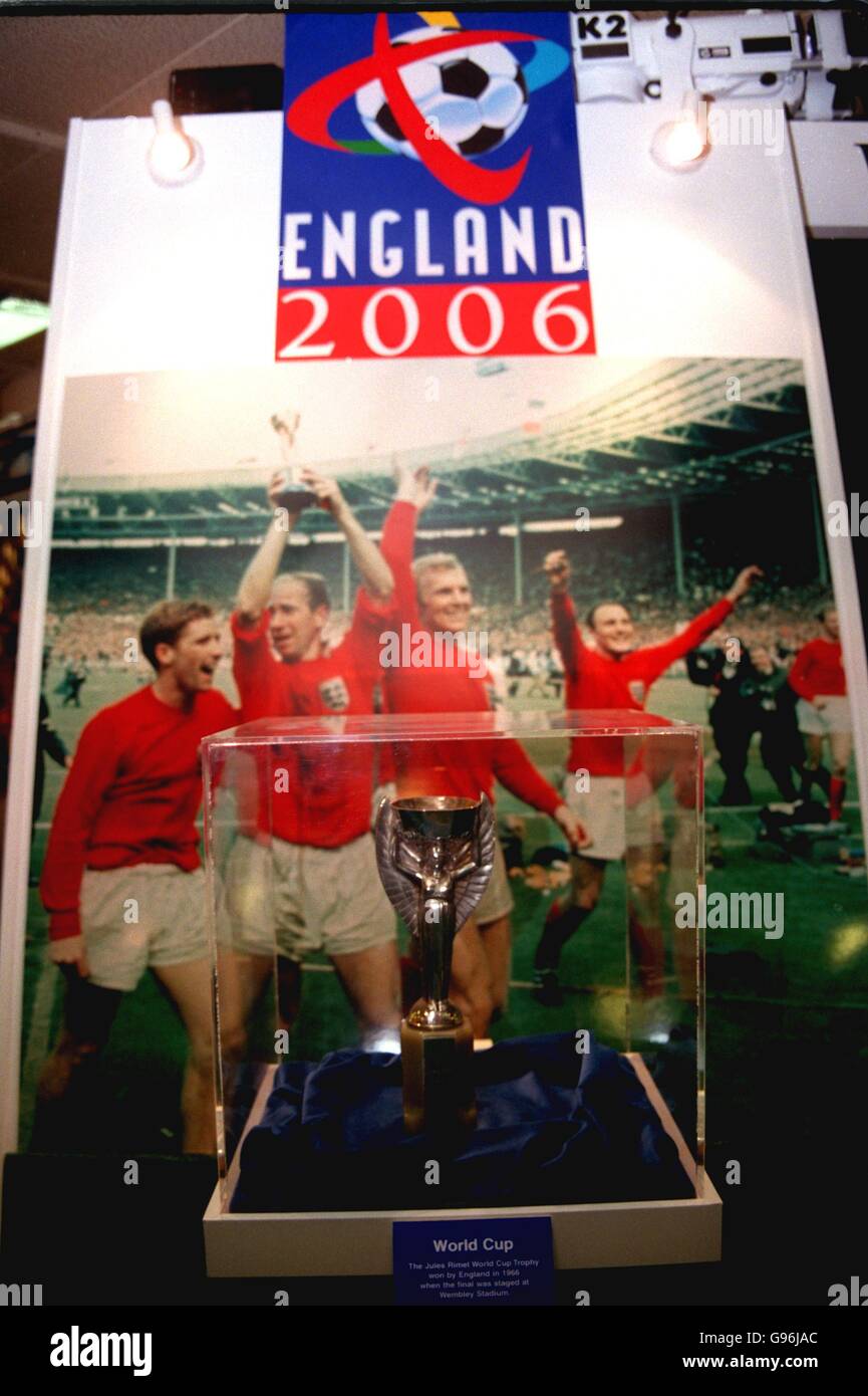 Calcio - Football Expo 99 - Cannes. Una replica del Trofeo Jules Rimet presso lo stand della campagna Inghilterra 2006 Foto Stock