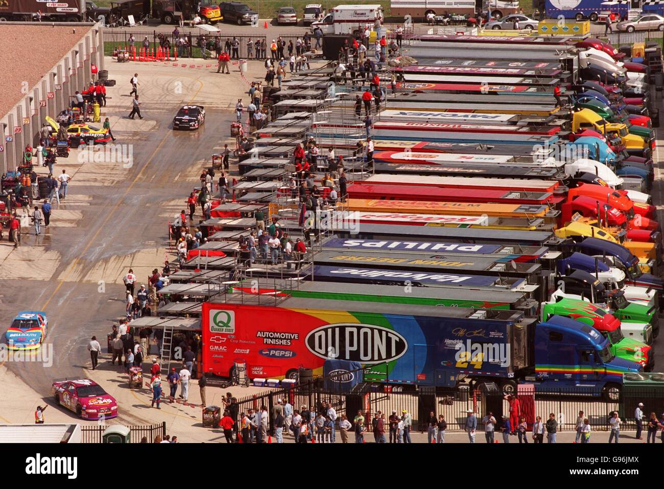 Motoracing - Nascar Winston Cup - Primestar 500, Texas Motor Speedway, Dallas.. Una panoramica di tutti i camion del team di gara nel paddock. Foto Stock